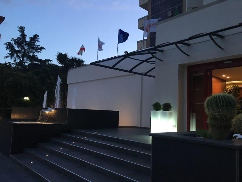 Domus Grand Hotel เรนเด ภายนอก รูปภาพ