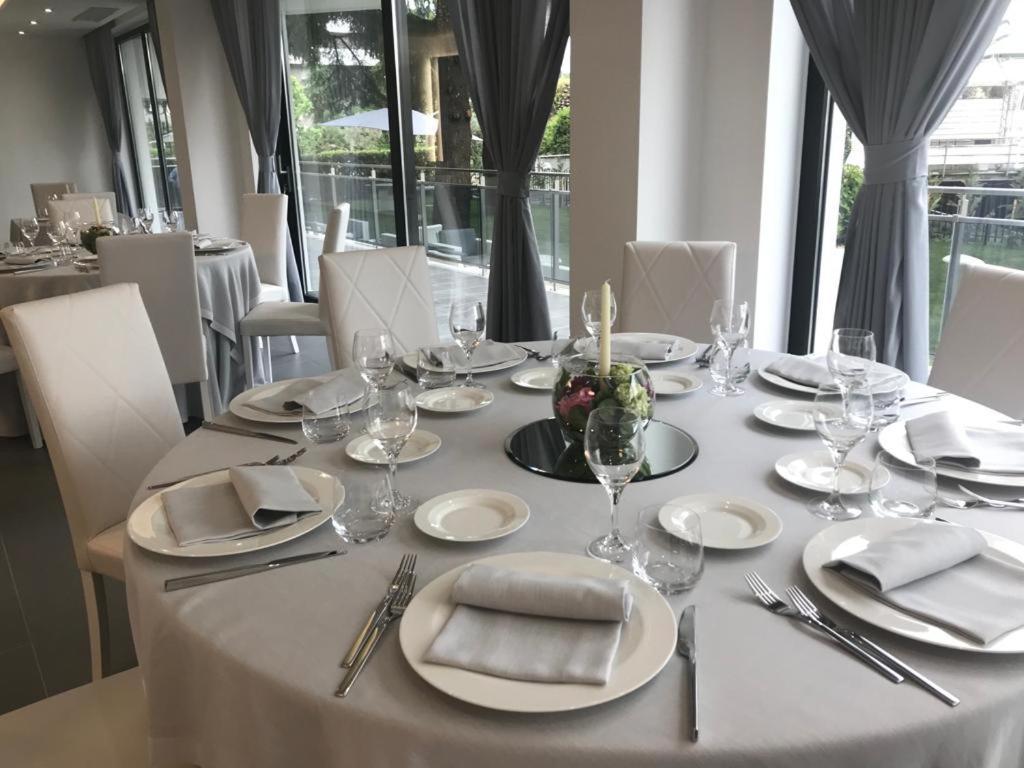 Domus Grand Hotel เรนเด ภายนอก รูปภาพ