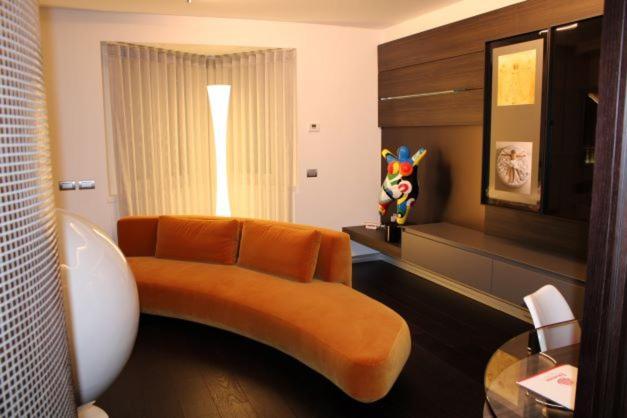 Domus Grand Hotel เรนเด ภายนอก รูปภาพ