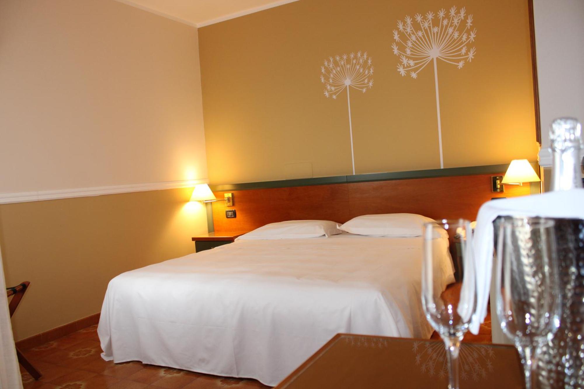 Domus Grand Hotel เรนเด ภายนอก รูปภาพ