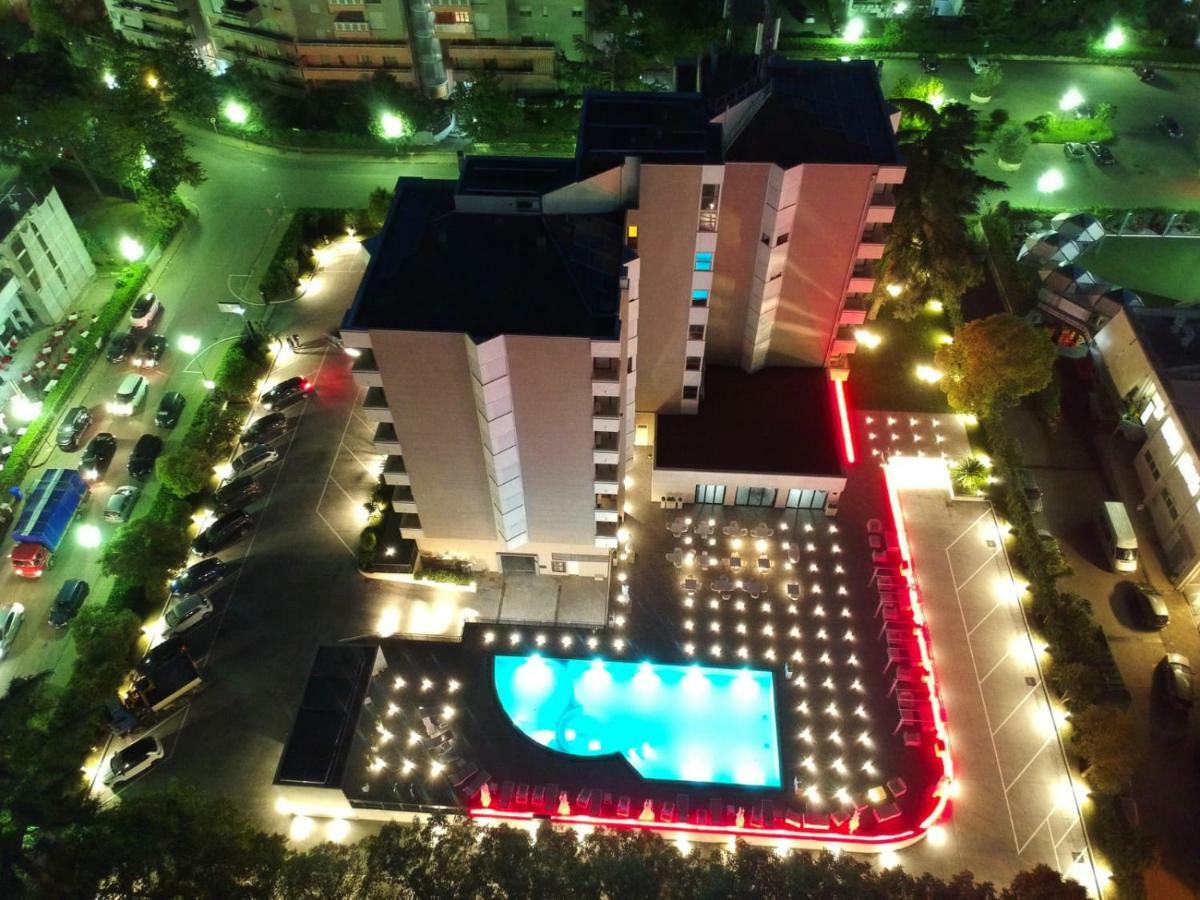 Domus Grand Hotel เรนเด ภายนอก รูปภาพ